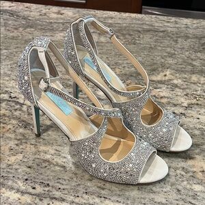 EUC 💎 Betsey Johnson Sparkling Strass Crystal and Pearl Sandals Sz 9.5